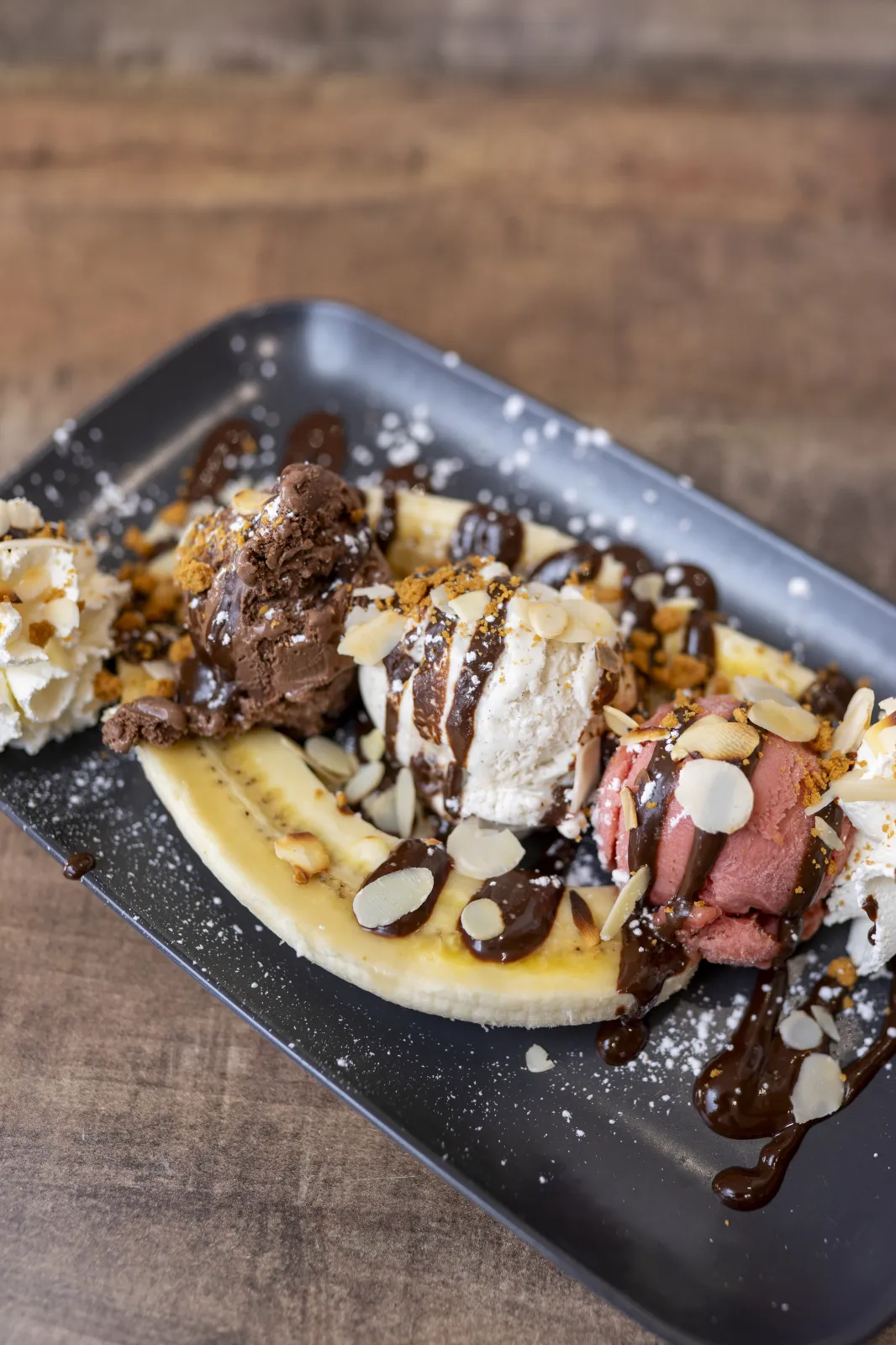 Banana split avec glace et garnitures