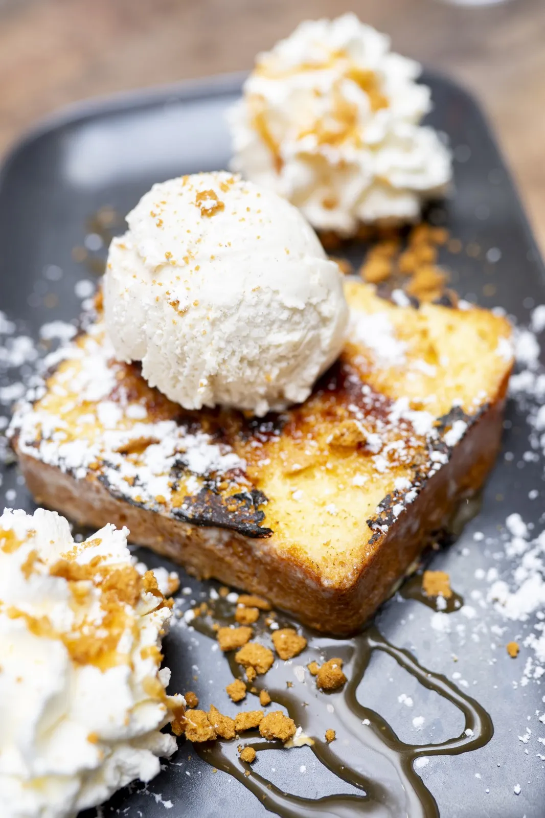 Brioche perdue dorée servie avec accompagnements