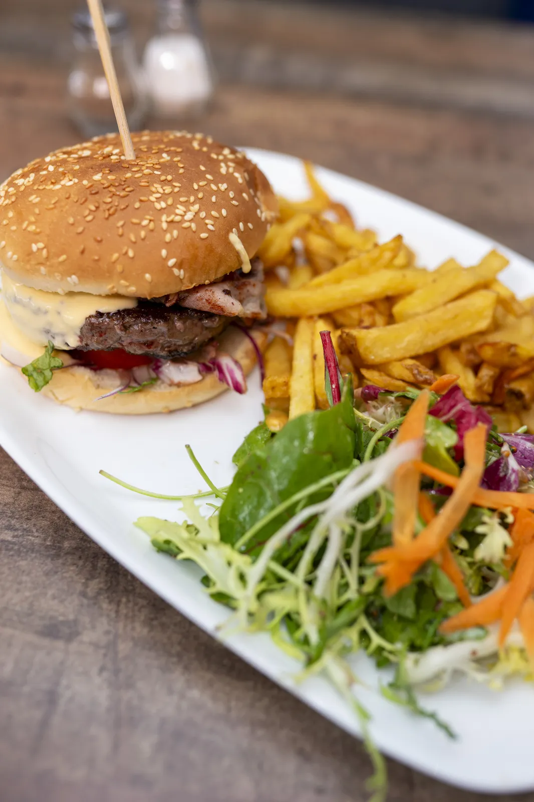 Burger façon boucher avec steak artisanal