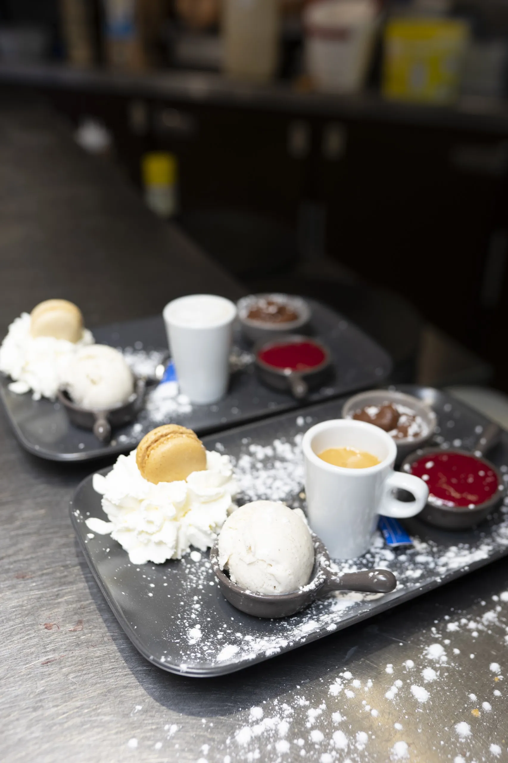 Assortiment de mini-desserts servi avec un café