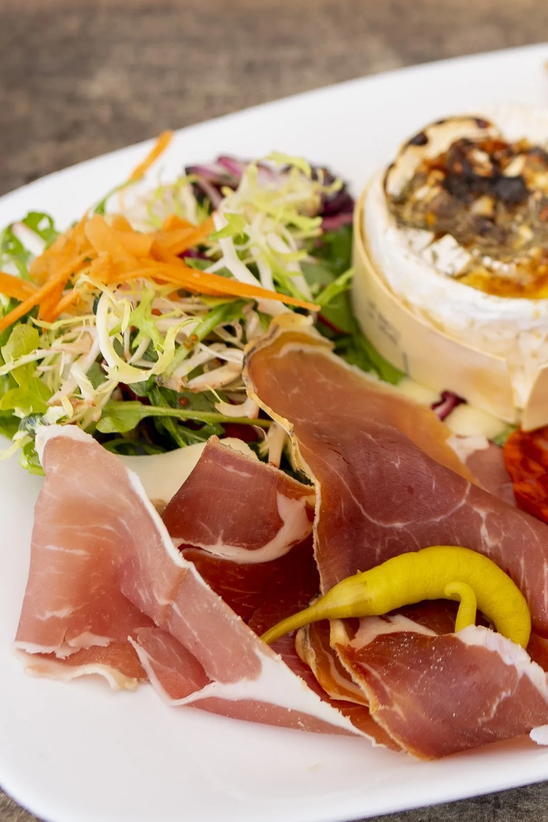 Camembert rôti au miel accompagné de charcuterie