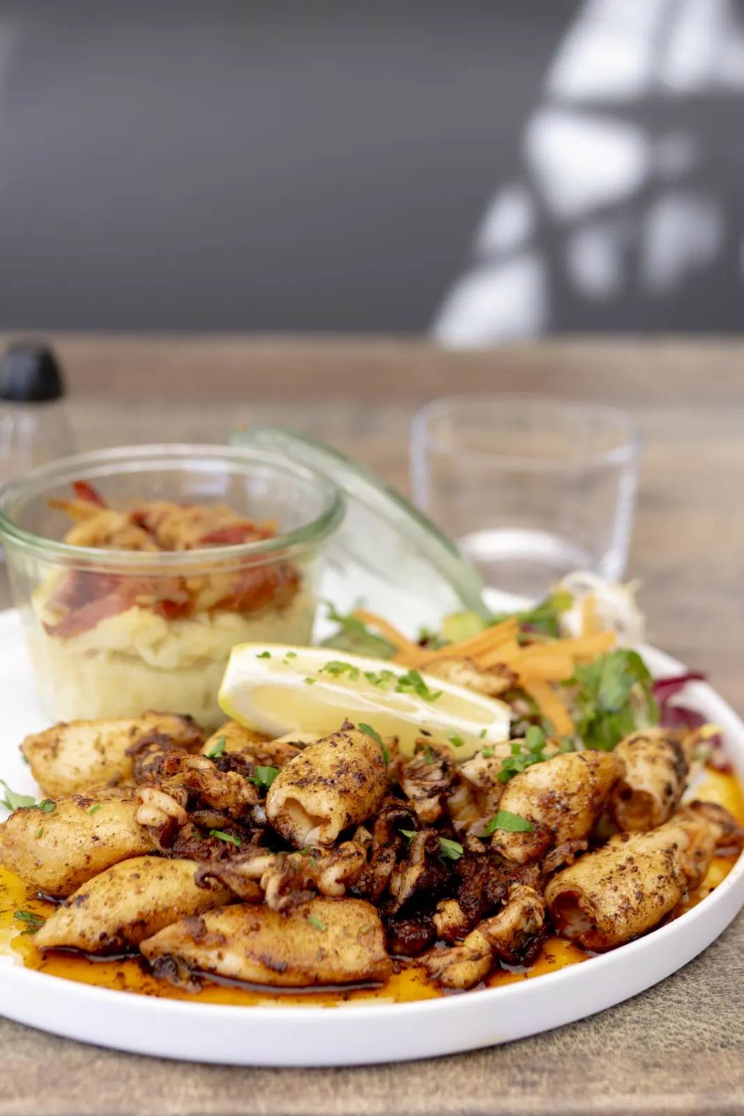 Chipirons grillés avec écrasé de pommes de terre maison