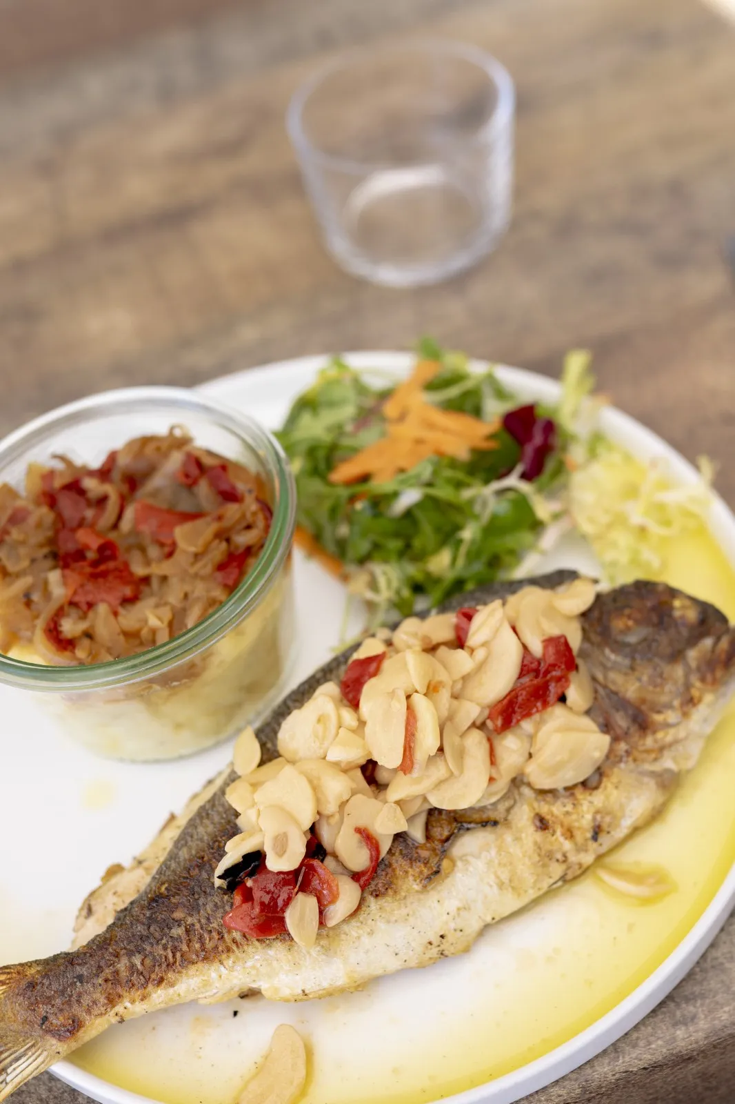 Dorade à l’espagnole avec écrasé de pommes de terre