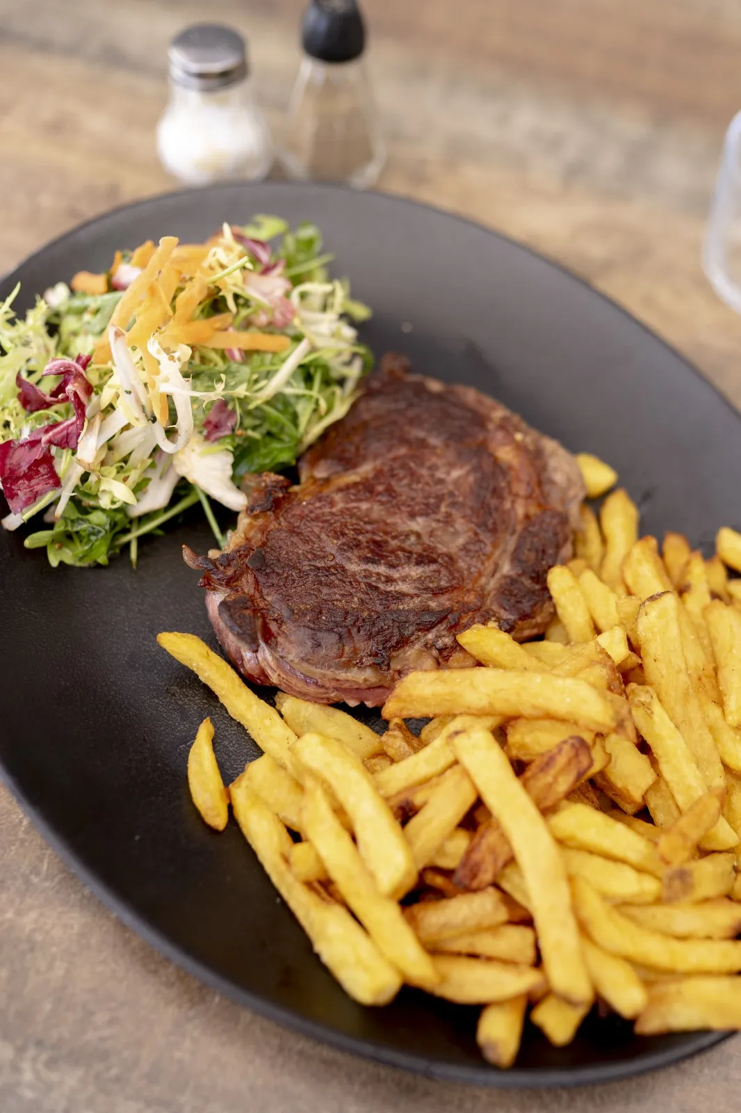 Entrecôte servie avec frites fraîches maison
