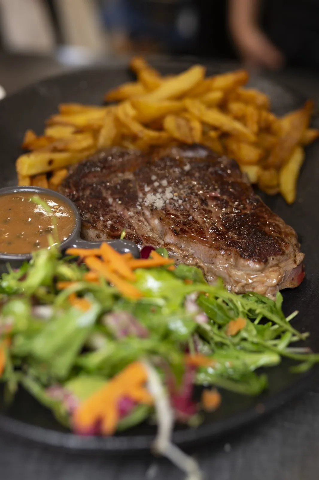 Entrecôte grillée servie avec accompagnement