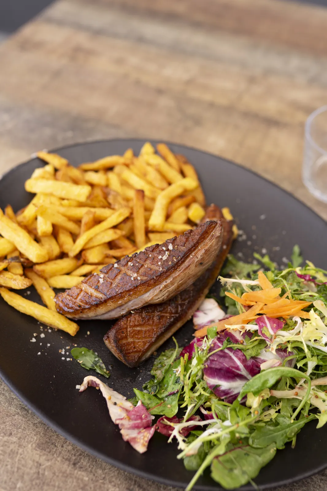 Magret de canard grillé servi chaud