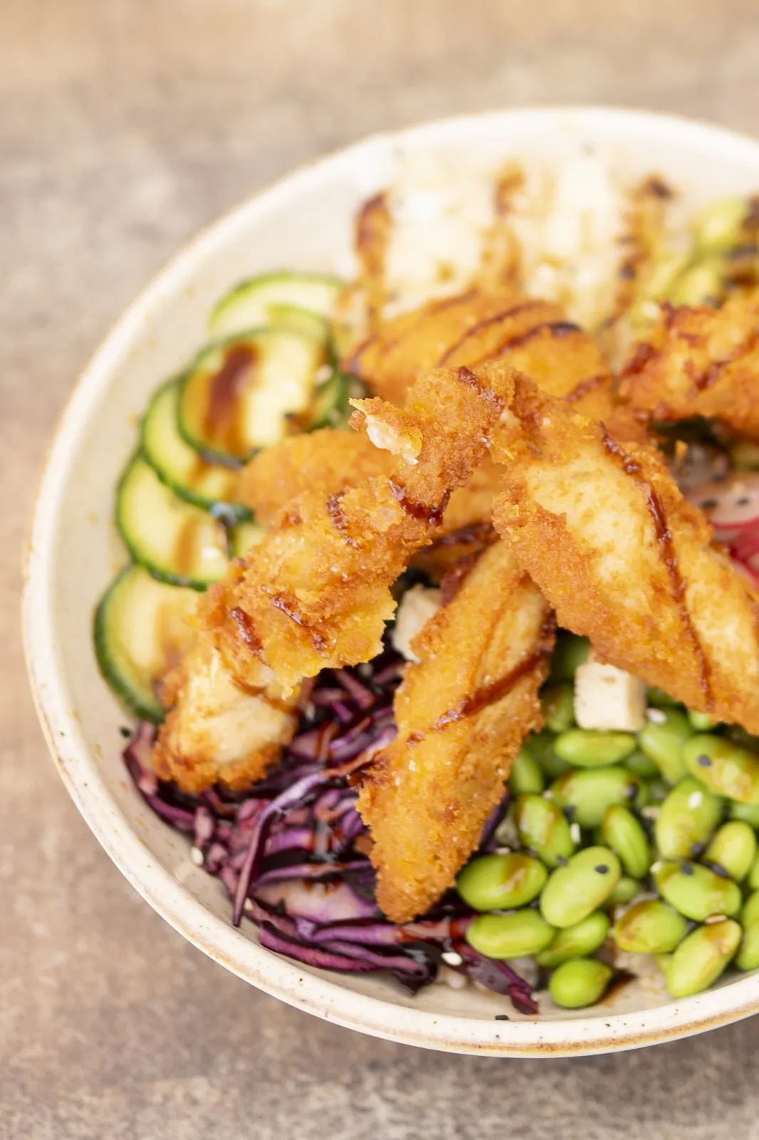 Poke bowl au poulet avec légumes frais
