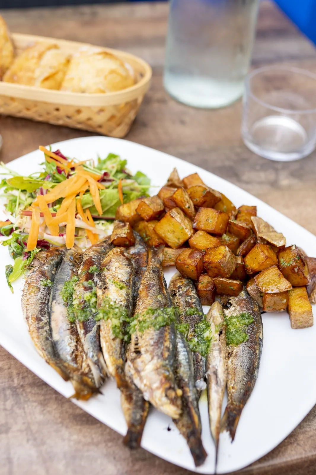 Sardines servies avec pommes de terre persillées